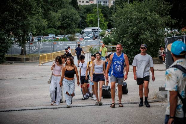 Split : Pred ulazom na Ultra Europe festival stvaraju se gužve za preuzimanje narukvica