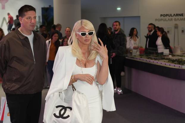 Beograd: Jelena Karleuša na  konferenciji "Nijedna majka nije sama"