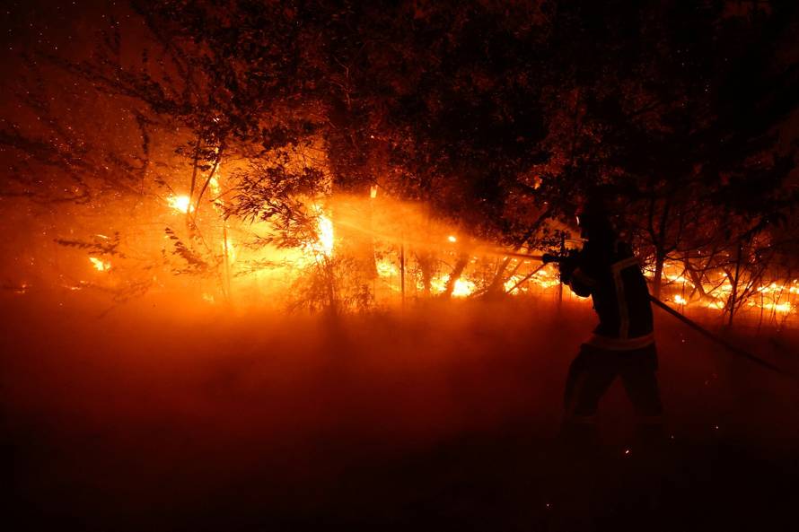 storyeditor/2026-07-24/2026-07-23t231344z-1988127193-rc2xjmasczwm-rtrmadp-3-europe-weather-france-wildfire.jpg