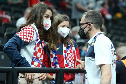 Budimpešta: Trener Hrvoje Horvat sa suprugom i kćerkom nakon utakmice Nizozemska - Hrvatska