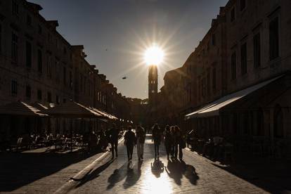 Dubrovnik: Stradun "okupan" kasnim popodnevnim suncem