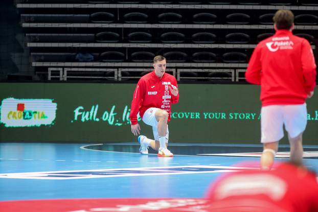 Zadar: Zagrijavanje rukometaša prije početka prijateljske utakmice između Hrvatske i Švicarske