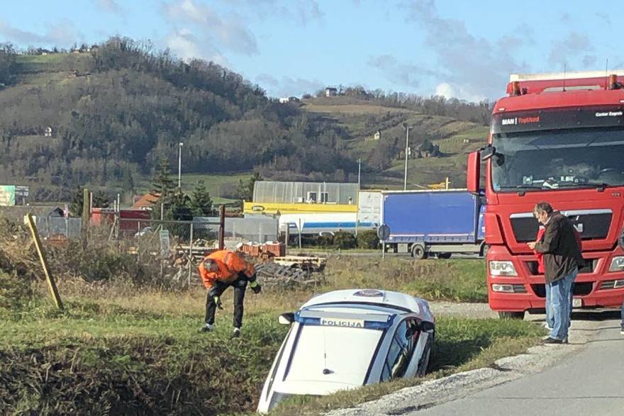 Policijski auto sletio u jarak