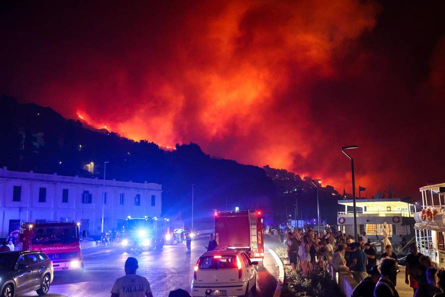 Požar kod Omiša: Evakuiran velik broj turista i mještana, pred vatrogascima je besana noć