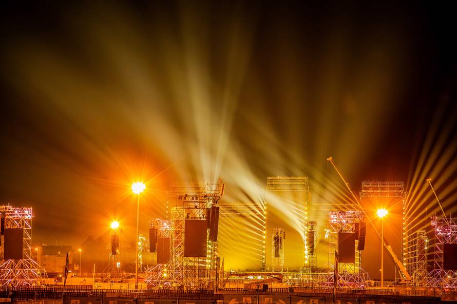 Zagreb: Spektakularna svjetlosna proba na Hipodromu uoči Thompsonovog koncerta