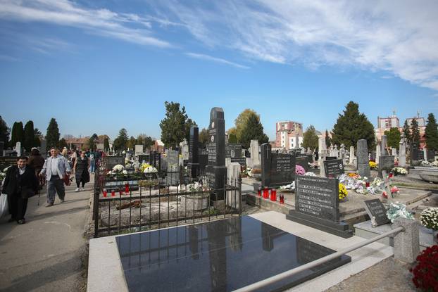 Osijek: Građani obilaze grobove najmilijih na Aninom groblju na dan Svih svetih