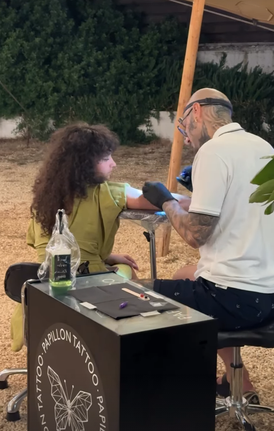 Slovenski nogometaš oženio je influencericu na Obonjanu: Na svadbi se gosti mogli tetovirati