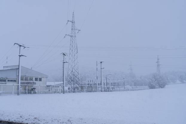 Otočac: Zbog mokrog snijega koji pada dio Like ostao bez struje
