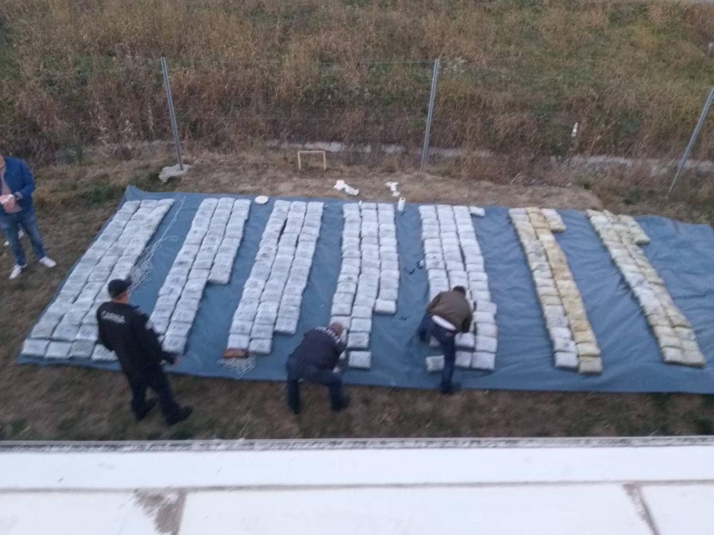 Pali na granici: Carinici u krovu hladnjače otkrili 280 kg 'trave'
