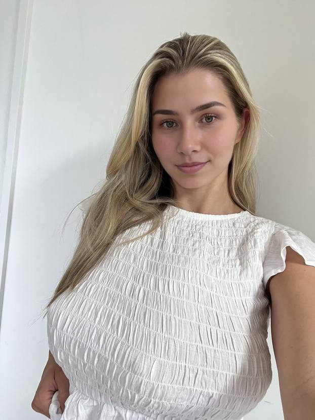 FOTO Kensley tvrdi da ima tri dojke: 'Da te vidim na prozoru, zaboravio bih hodati...'