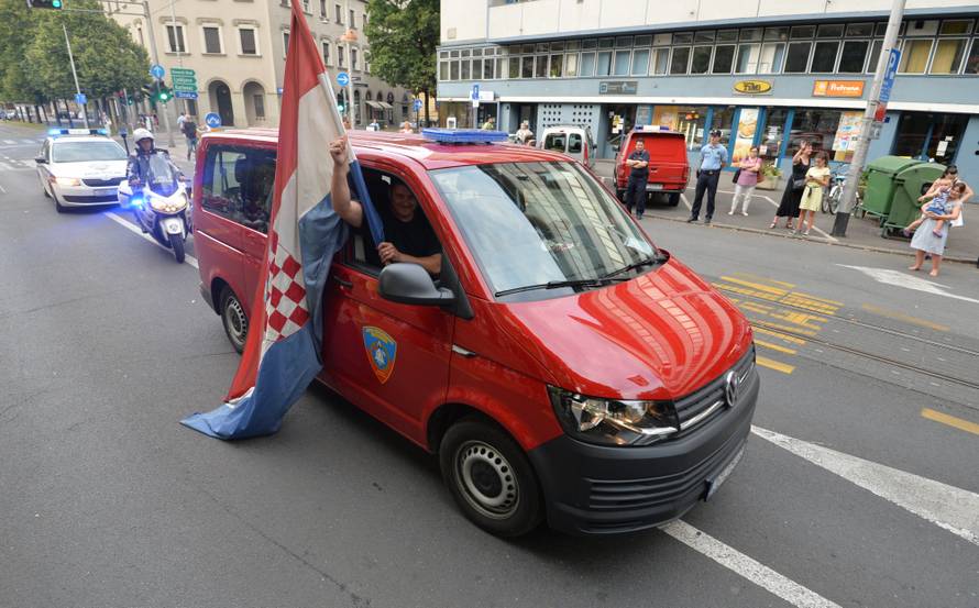 Zagrebački vatrogasci se uz zvukove sirena vratili u Savsku