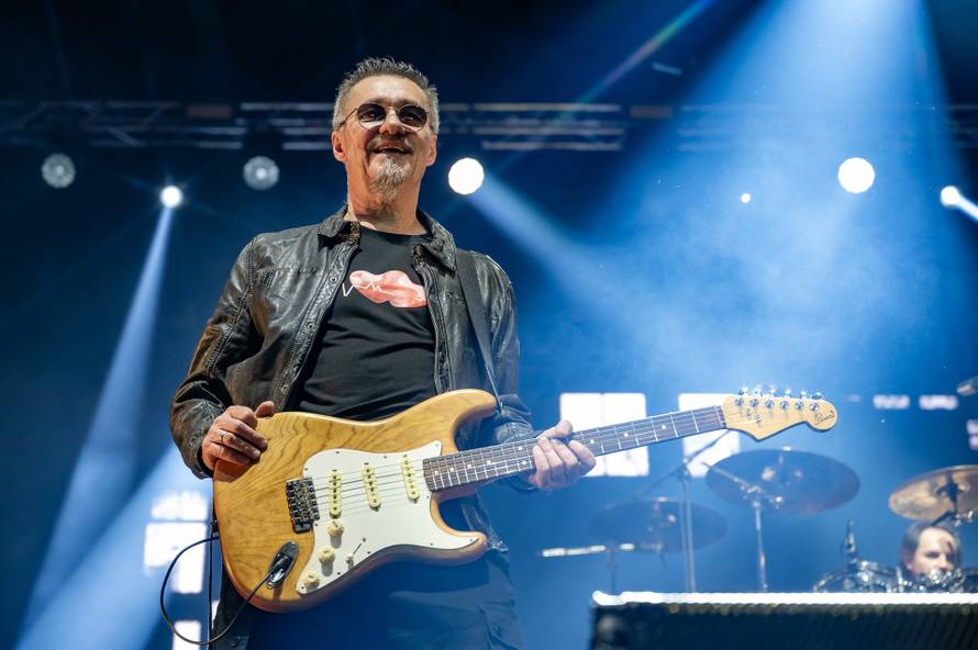 Plavi orkestar u Areni Zagreb je pokazao svu moć glazbe: Mlado i staro pjevalo uglas kao jedno!