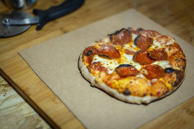 Posjetitelji uživaju u pizzama mini pizzerije Pizza Actually u sklopu adventa u Muzeju grada Zagreba