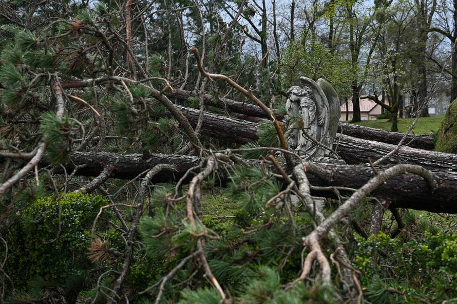 Zagreb: U nevremenu teško oštećeno gradsko groblje Mirogoj