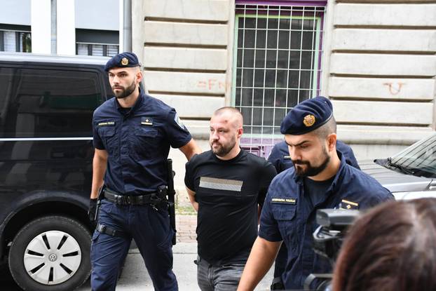 FOTO Pogledajte privođenje osumnjičenog za stravično ubojstvo u Slavonskom Brodu