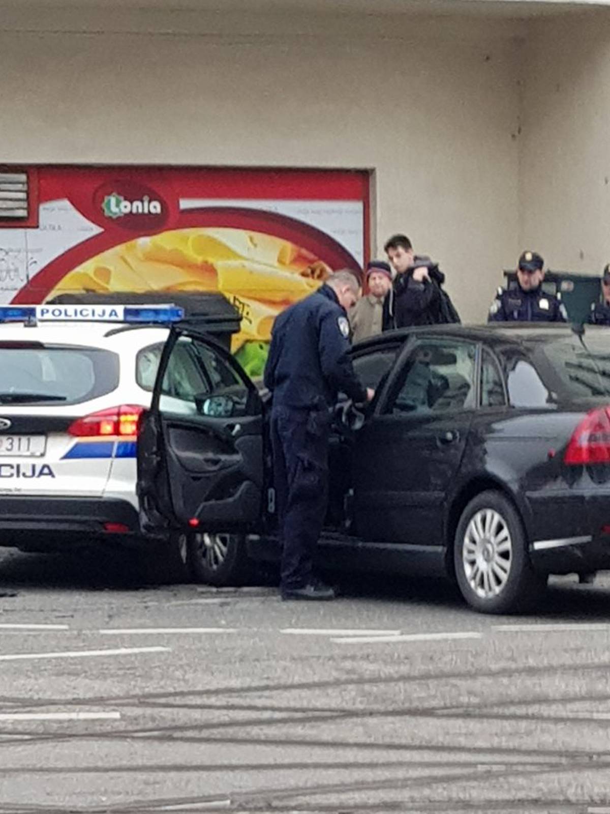 Krš i lom u središtu Zagreba: Sudarili se s policijskim autom