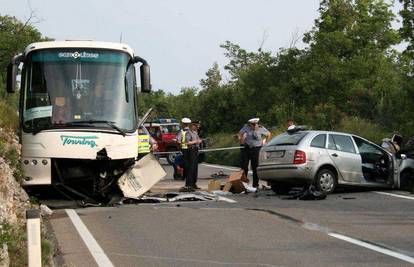 Vozač Škode poginuo u sudaru s autobusom