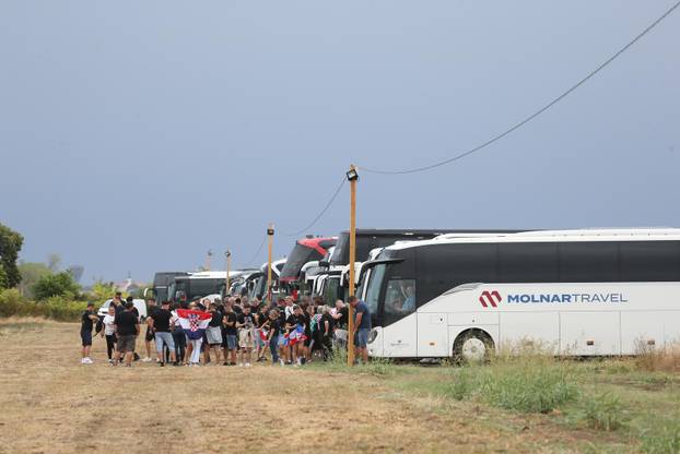 Vukovar: Mnogobrojni obožavatelji Thomsona su krenuli pristizat u posljepodnevnim satima 
