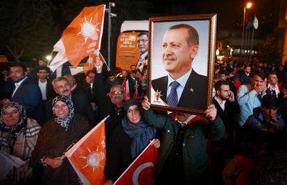Izbori u Turskoj: Erdoganova stranka uvjerljivo je pobijedila