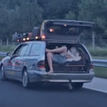 VIDEO NEVJEROJATNO 'Jurili su cestom s otvorenim gepekom, a mu&scaron;karac je u njemu odmarao!'