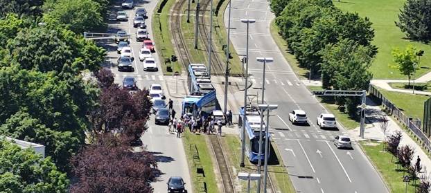 Pogledajte kaos na Jarunu gdje je tramvaj iskočio iz tračnica. Zabio se u policijski automobil