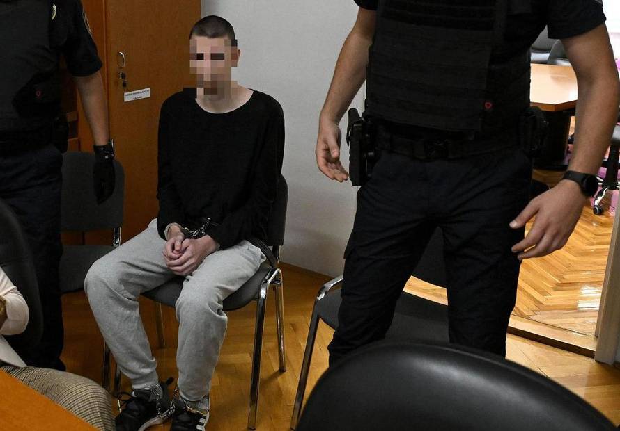 Počelo suđenje 19-godišnjaku za užas u OŠ Prečko. Doveli ga u lancima. Sud isključio javnost