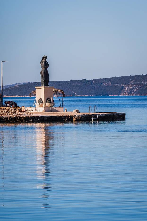 Drvenik Veli: Predsjednik Zoran Milanović položio je vjenac na spomen obilježju “Majka Domovina”