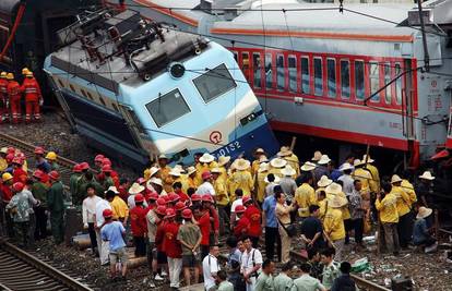 U sudaru vlakova poginulo dvoje, a 60 ih se ozlijedilo
