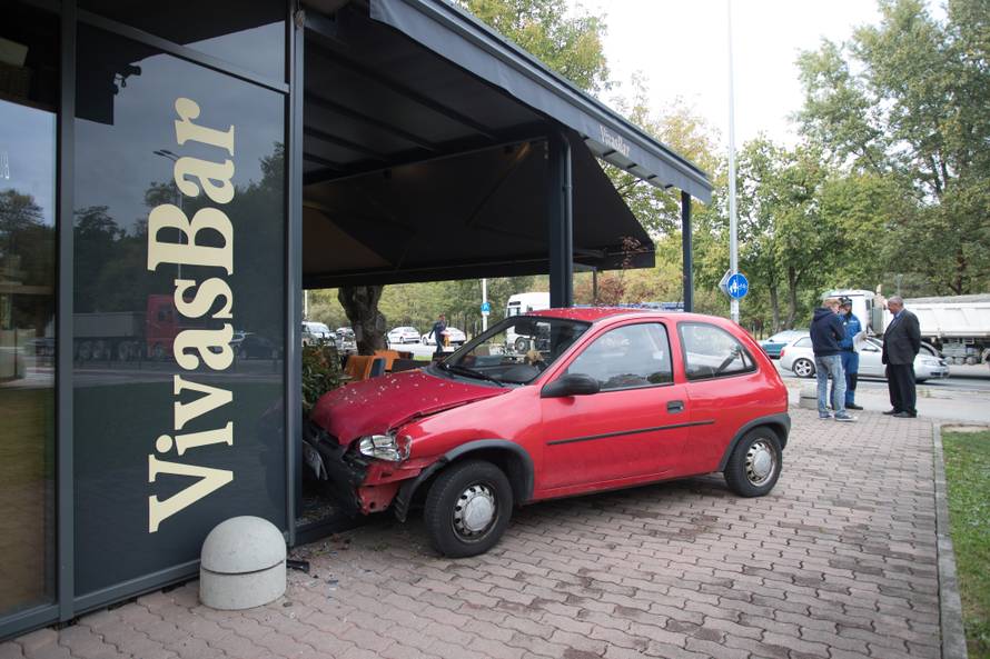 Zagreb: VozaÄica se automobilom zabila u kafiÄ kod Bundeka