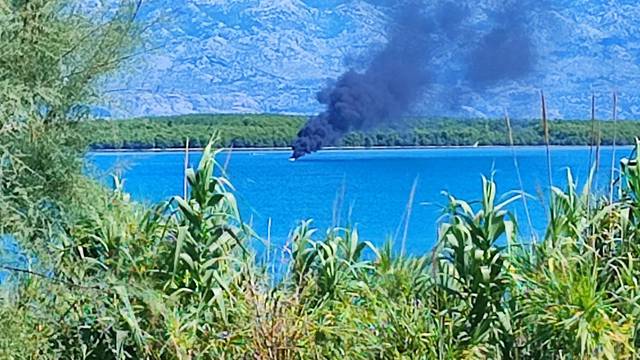 Detalji požara brodice u Ninu: Ljudi s drugih brodova pomogli gasiti vatru i spasili 4 čovjeka