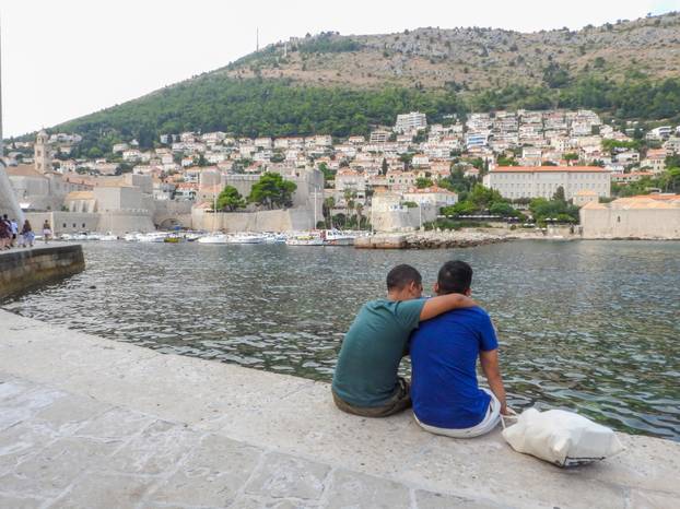 Dubrovnik ljeti, tisuće posjetitelja, ali i bogata ponuda za svakoga