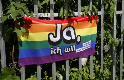 Švicarci legalizirali istospolne brakove na referendumu: 'Za' glasali i konzervativni kantoni