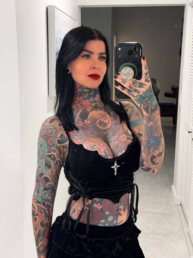 FOTO Tetovažama prekrila cijelo tijelo. Evo kako je izgledala prije: 'Stalno mi nude brak...'