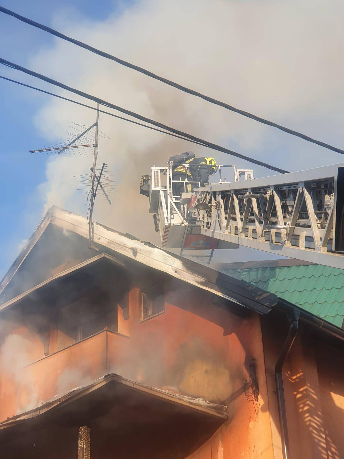 U Zagrebu gorio krov kuće i balkon, spašeno dvoje ljudi