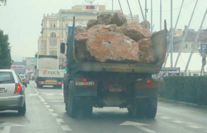 Opasnost na cesti: Kamene gromade vozio bez zaštite