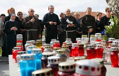 Vukovar: Pred križem molili za mrtve i nestale