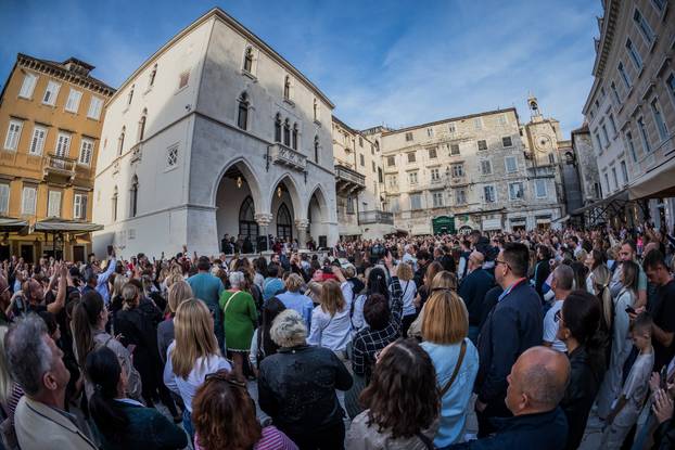 Split: Građani se okupili u spomen na Halida Bešlića na gradskoj Pjaci