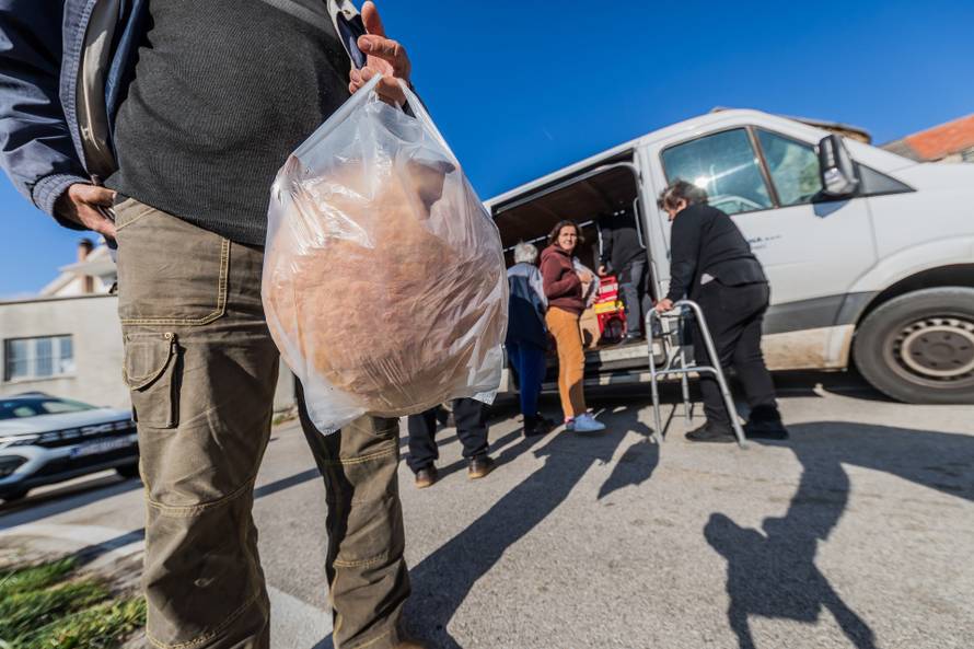 Katuni Kreševo: Reportaža o dostavi kruha u malenim zaselcima Dalmatinske zagore