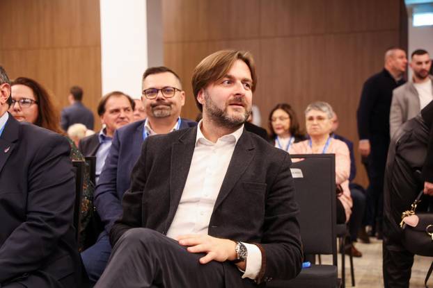 Dobro raspoložen Tomislav Ćorić na tribini Može li Hrvatska mladima osigurati priuštivo stanovanje?"