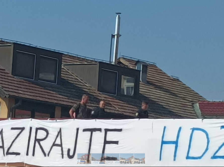 VIDEO Izvjesili su transparent 'Eutanizirajte HDZ', policija ga maknula: 'Skočili su u sekundi'