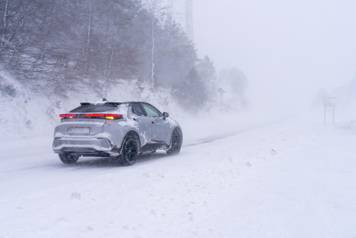 Vratnik: Bura i snijeg na cesti između Vratnik i Senja, cesta otvorena samo za osobna vozila
