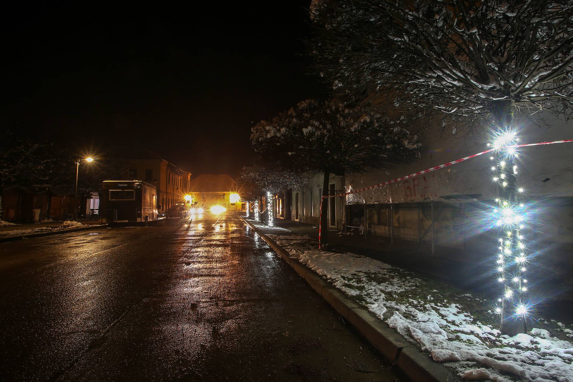 Noćne fotografije centra Petrinje dva tjedna nakon potresa