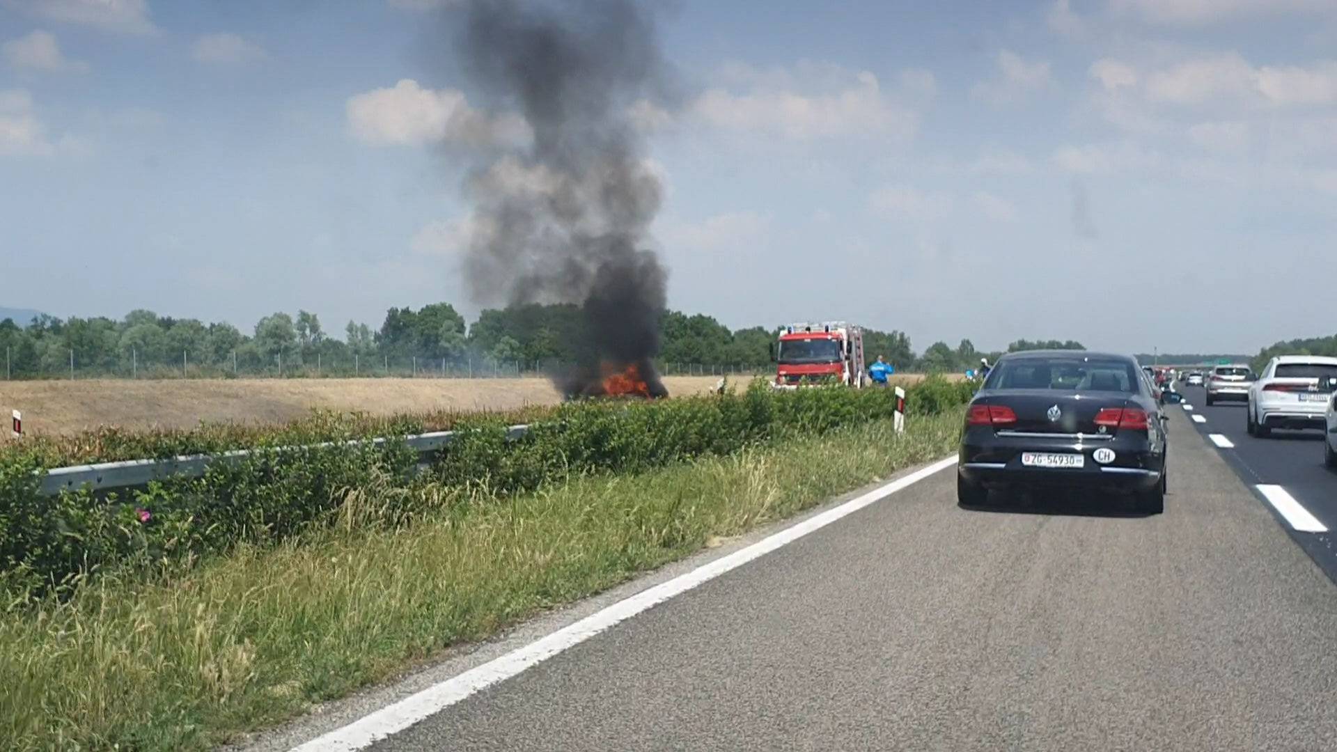 Nesreća kod Jastrebarskog: Izgorio auto, nema ozlijeđenih