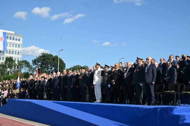 Zagreb: Uzvanici iz lože prate svečani vojni mimohod u povodu 30. obljetnice VRO Oluja