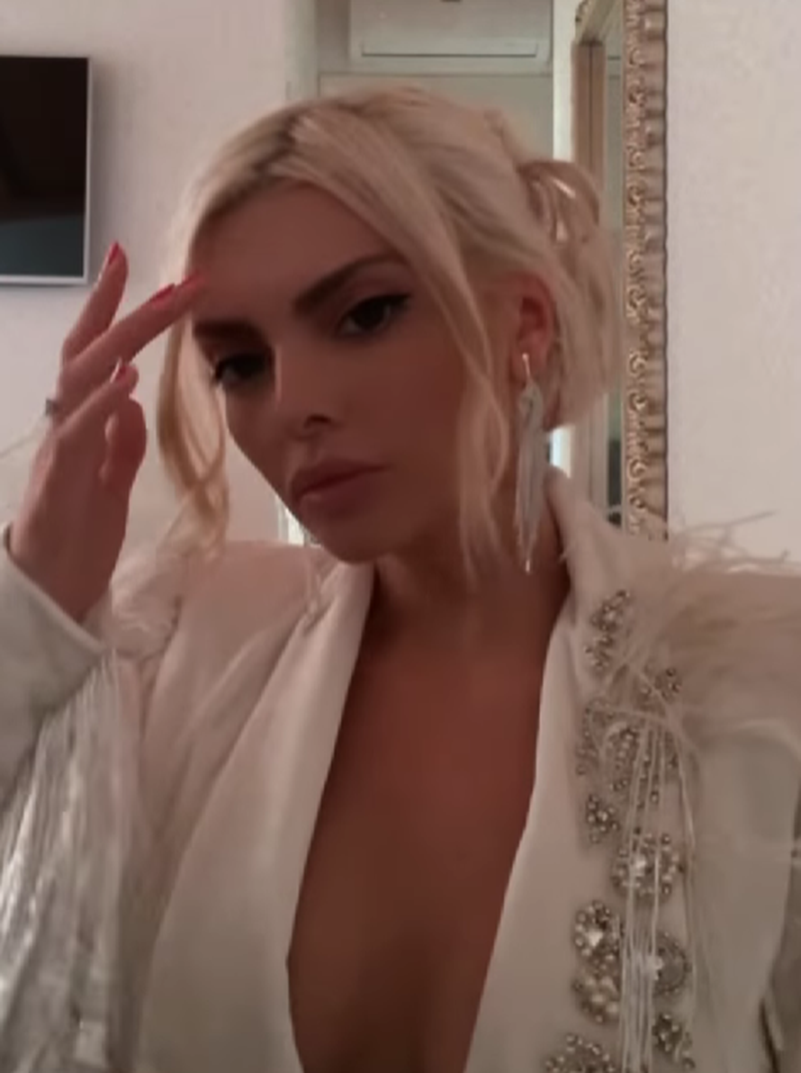 Ella opet u 'nezgodnoj' haljini s dubokim dekolteom i prorezom: 'Jesi li ovaj put obukla gaćice?'