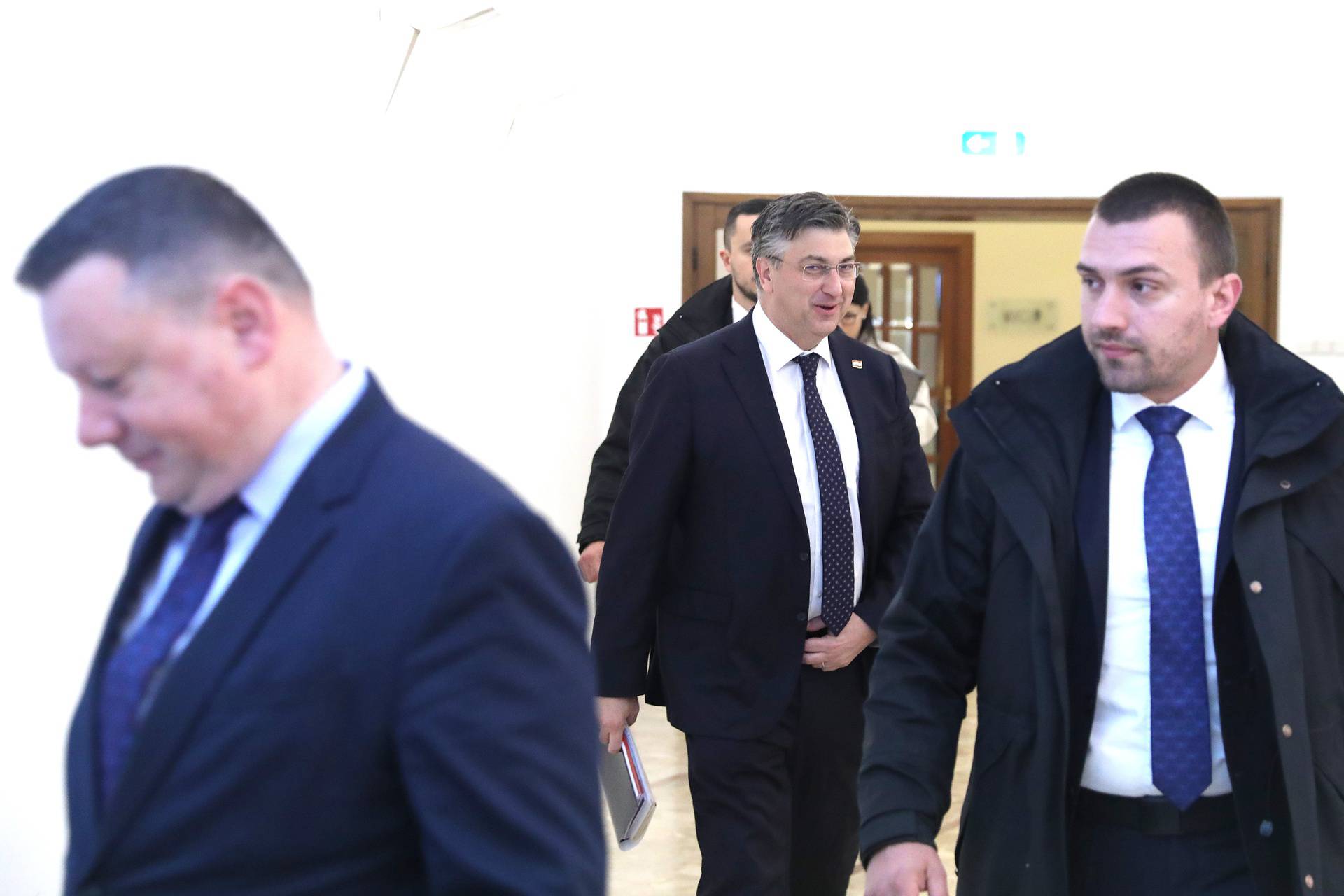 Andrej Plenković i kandidati za ministre dolaze na sjednicu kluba zatupnika HDZ-a