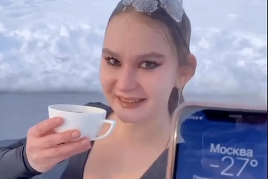 Pogledajte snimku: Izronila iz jezera i popila kavu na -27°C