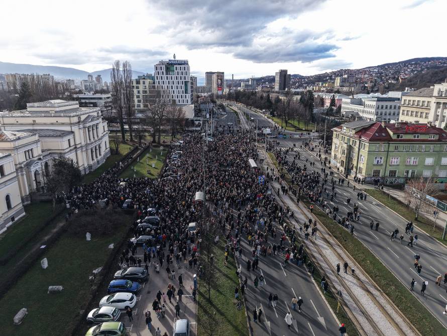 Sarajevo: Pogled iz zraka na okupljene u prosvjedu nakon stravične tramvajske nesreće