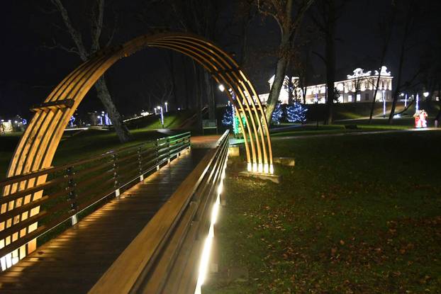 Virovitica: Središte grada sjaji  u blagdanskom ozračju jer traje manifestacija Advent u Virovitici