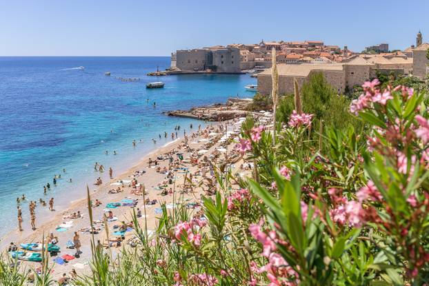 Dubrovnik: Najpoznatija dubrovačka plaža Banje puna je kupača